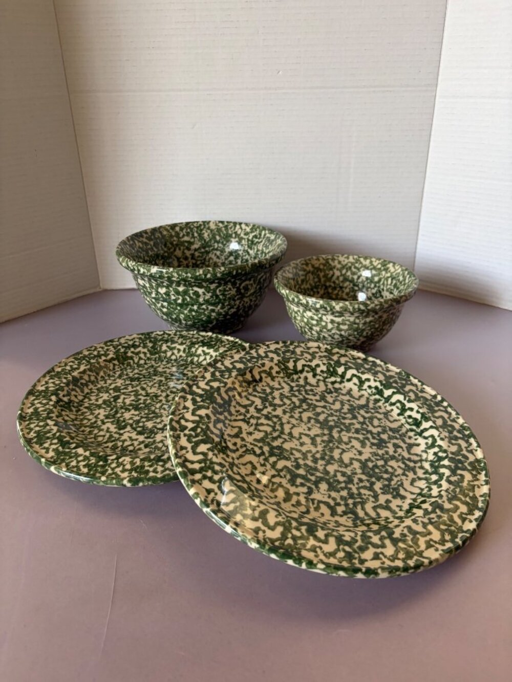 Set Of 4 Green & Cream Splatter Enamelware Plates & Bowls By The Workshops Of Ge